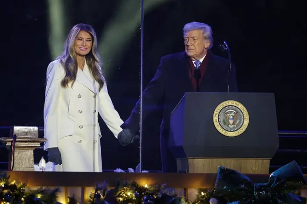 Меланія Трамп та Дональд Трамп на церемонії запалення Національної різдвяної ялинки.