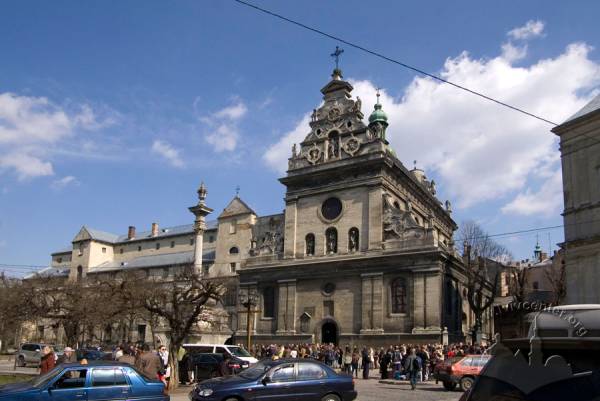 Архангел повертається на фасад монастиря бернардинів