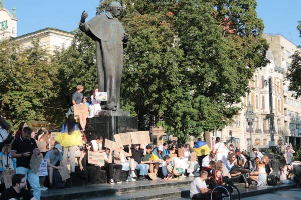 Натовп людей на мітингу.