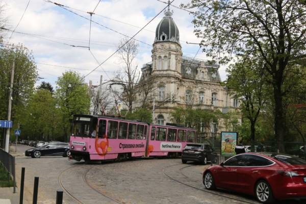 Львів прощається з теплом: понеділок принесе дощі та грози